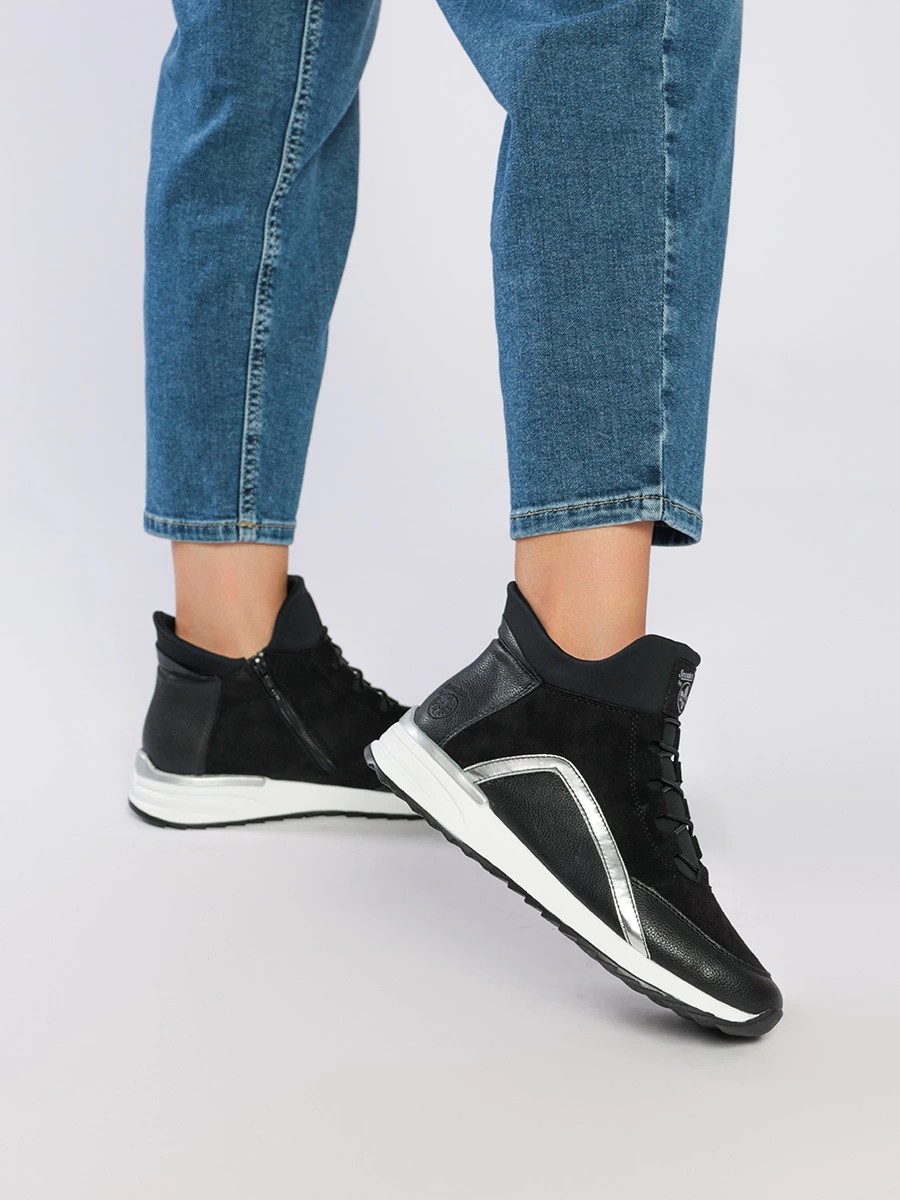 Ботинки черного цвета с эластичной шнуровкой